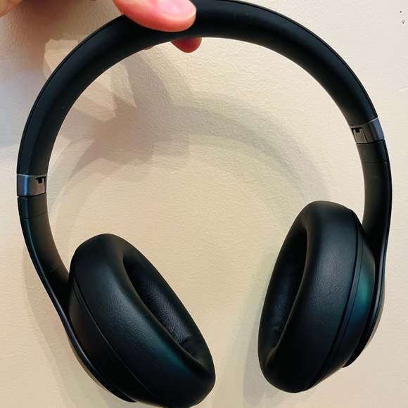 Beats Studio Pro - Wireless Bluetooth Noise Cancelling Headphones - Picture 2 of 3